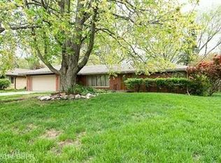 1917 75th St, Windsor Heights, IA 50324