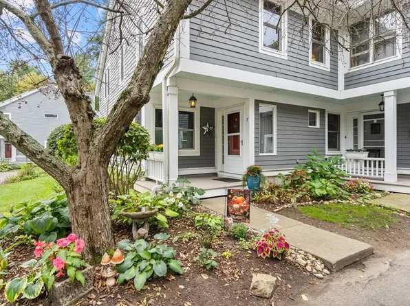 7 Oak Ct, Rockland, MA 02370