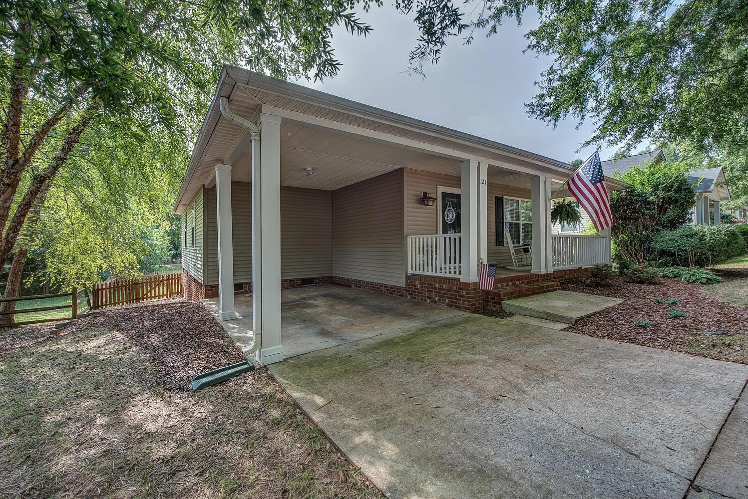 3 bed, 1307 sqft, $2,100 — Photo 4