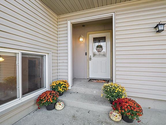 3rd image of 542 Riviera Rd
