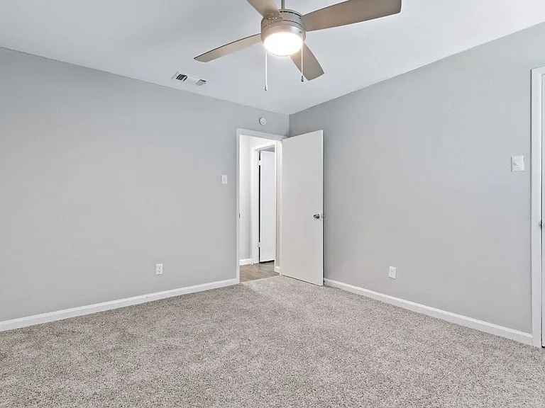 University Cove Apartments — Photo 6