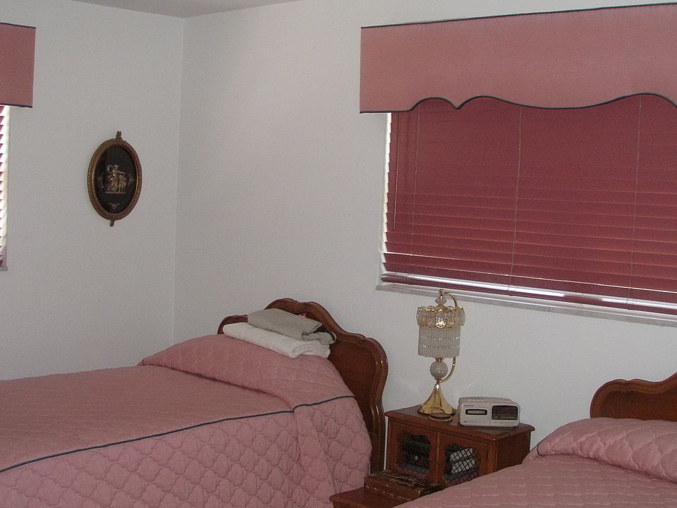 1st image of 1002 SE 17th St