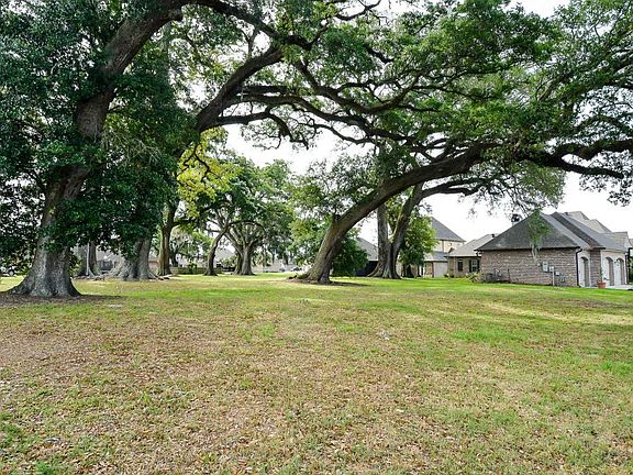 4th image of 300 Quiet Oaks Dr