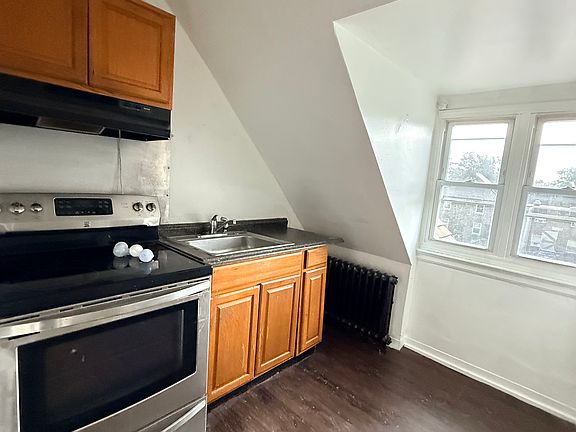 4th image of 422 E 21st St