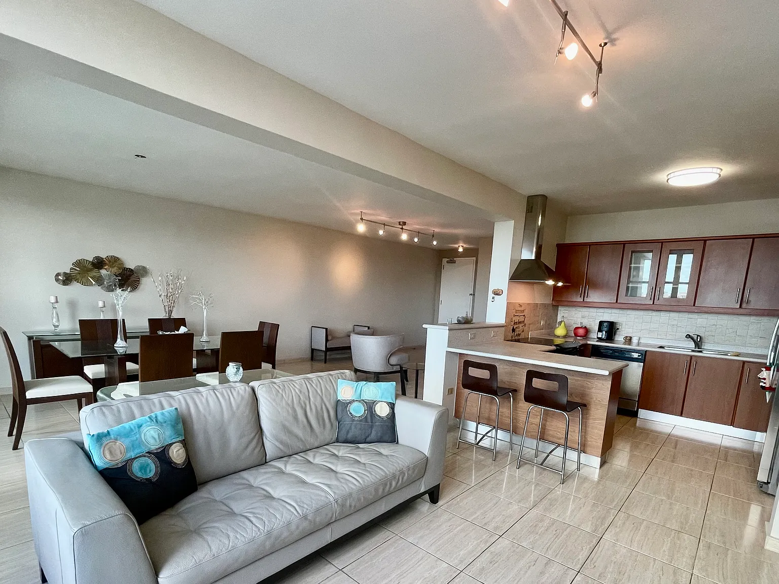 3 bed, 2.5 bath, 2200 sqft, $4,500 — Photo 4