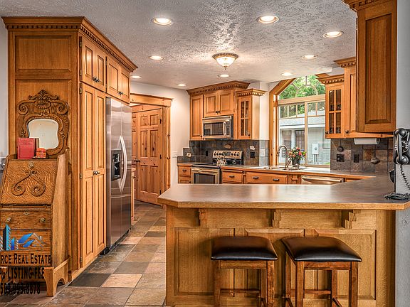 4th image of 18313 E Riverway Ave