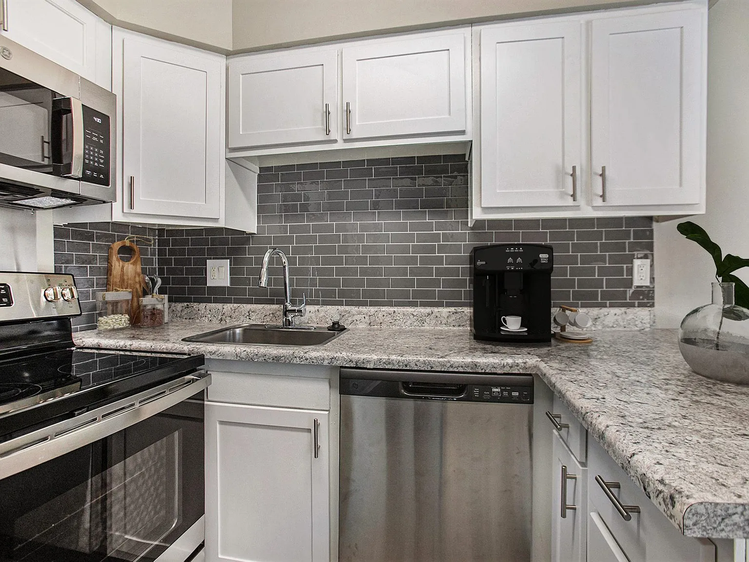 Lake Forest Apartment Homes — Photo 4