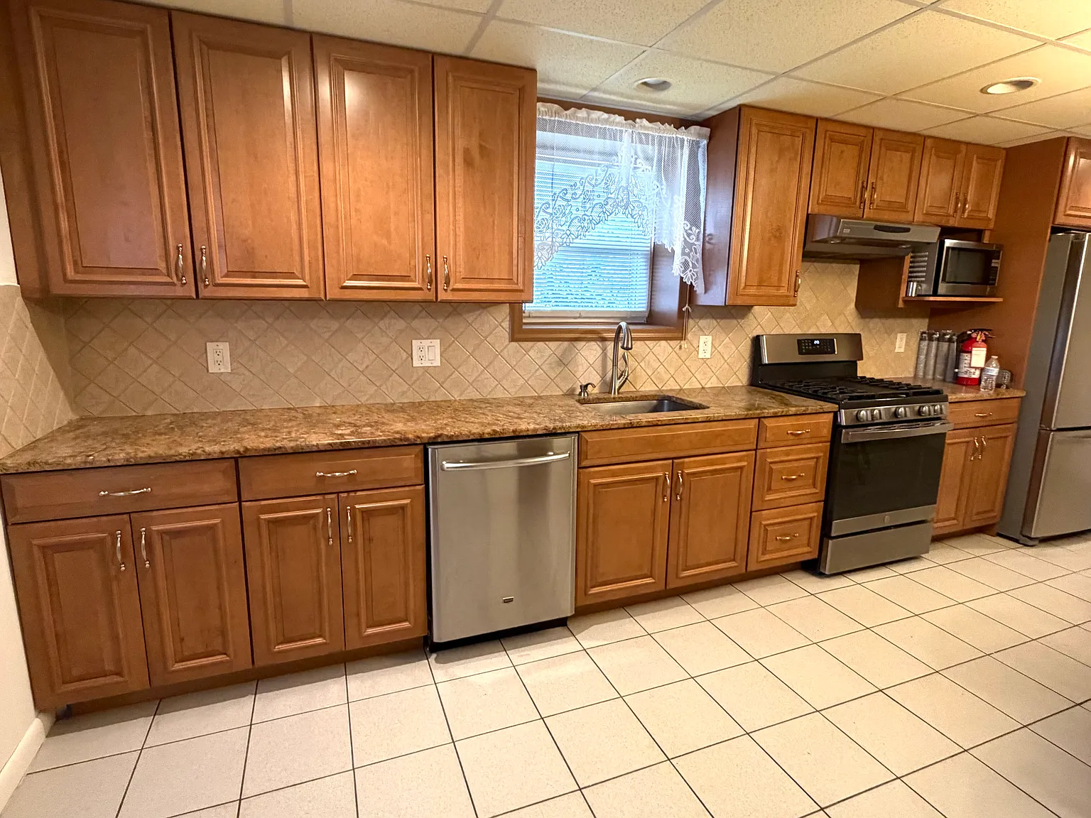 3 bed, 3000 sqft, $3,995 — Photo 2