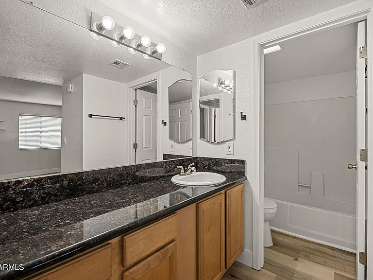 740 W Elm St #207 — Photo 24