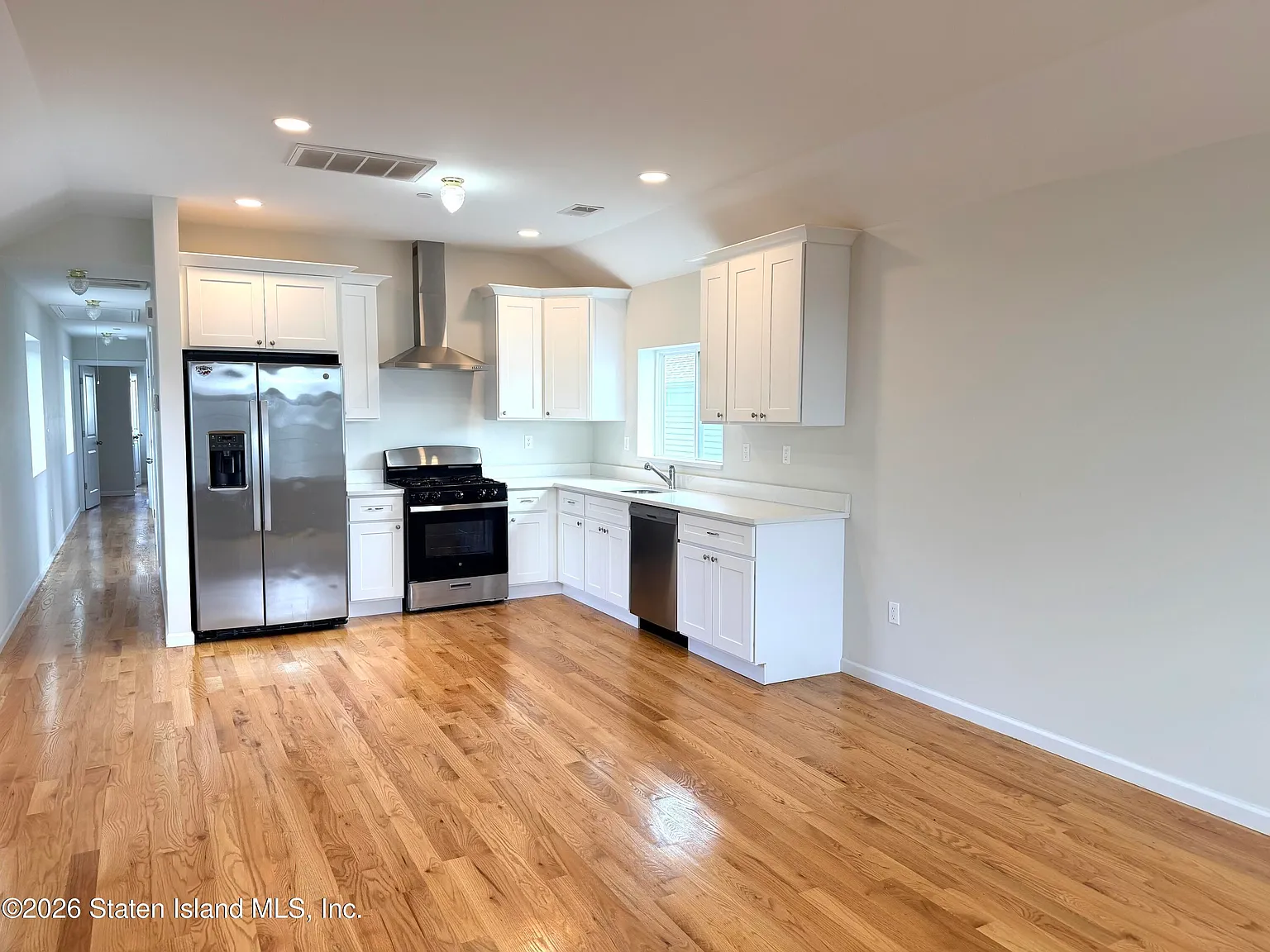 3 bed, 2.0 bath, 2186 sqft, $3,200 — Photo 3