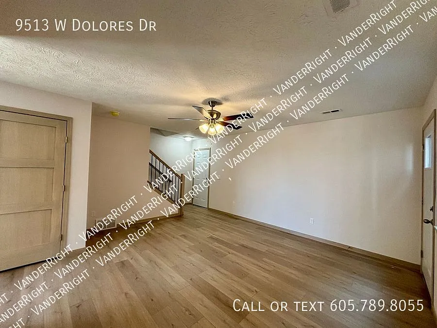 Southwest 3 Bedroom 1.5 Bathroom Home! — Photo 3
