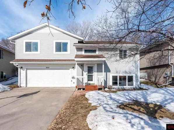 2021 Moore Dr, Saint Peter, MN 56082