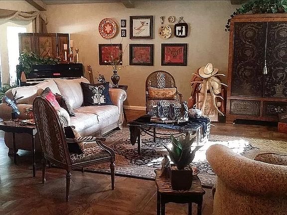 LIVING ROOM - 23'2" x 19'5"