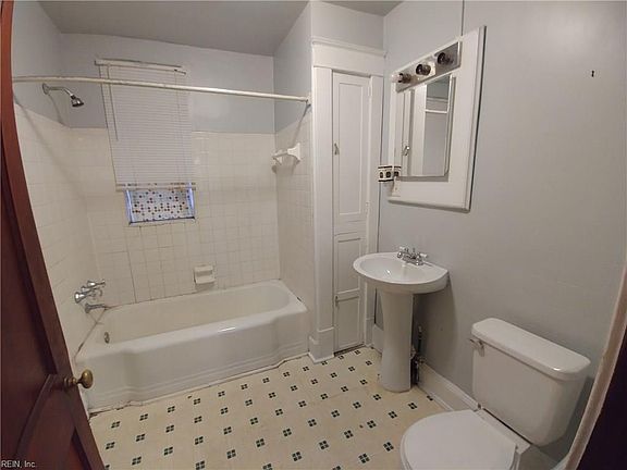 2nd image of 2624 Detroit St #1