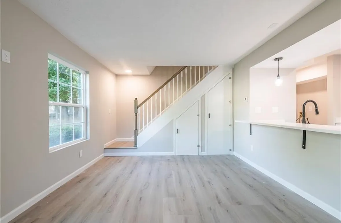 2 bed, 882 sqft, $1,900 — Photo 2