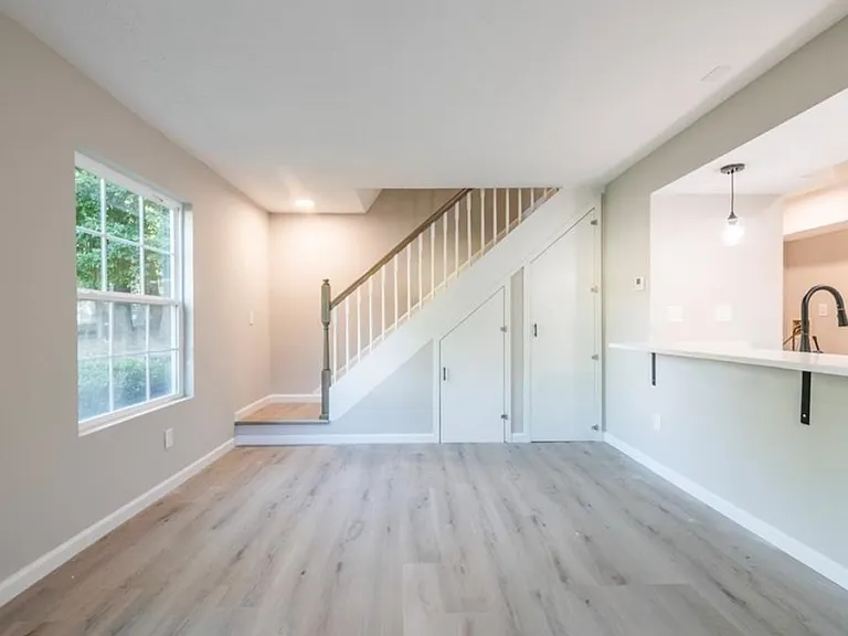 1321 Surrey Ln SW #1321 — Photo 2