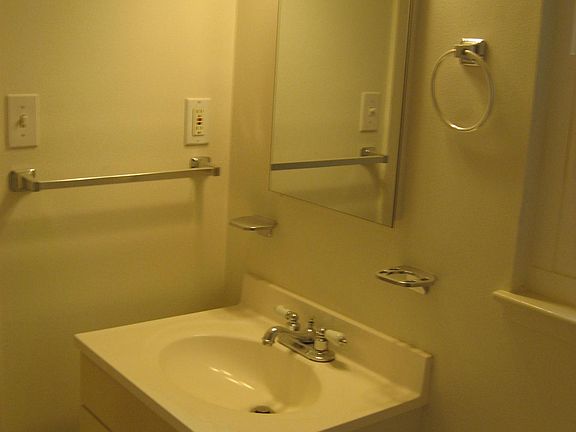 5th image of 250 28th St APT 2