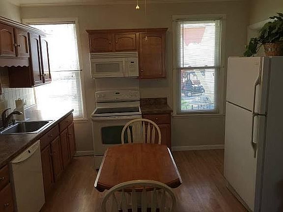 Eat in kitchen/appliances