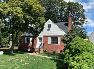 386 Roslyn Rd, East Williston, NY 11596