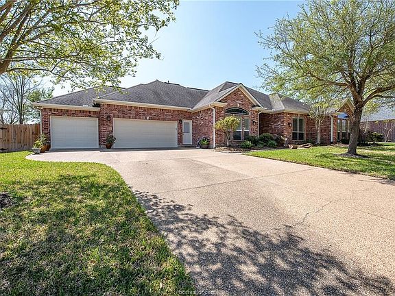 2nd image of 826 Pine Valley Dr