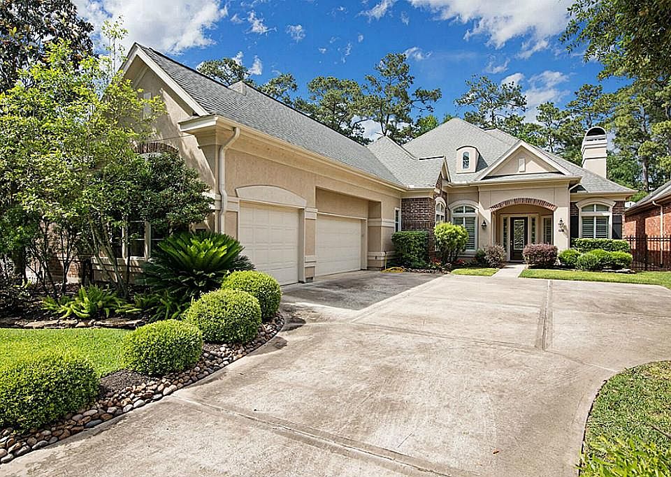 1st image of 2921 N Cotswold Manor Dr