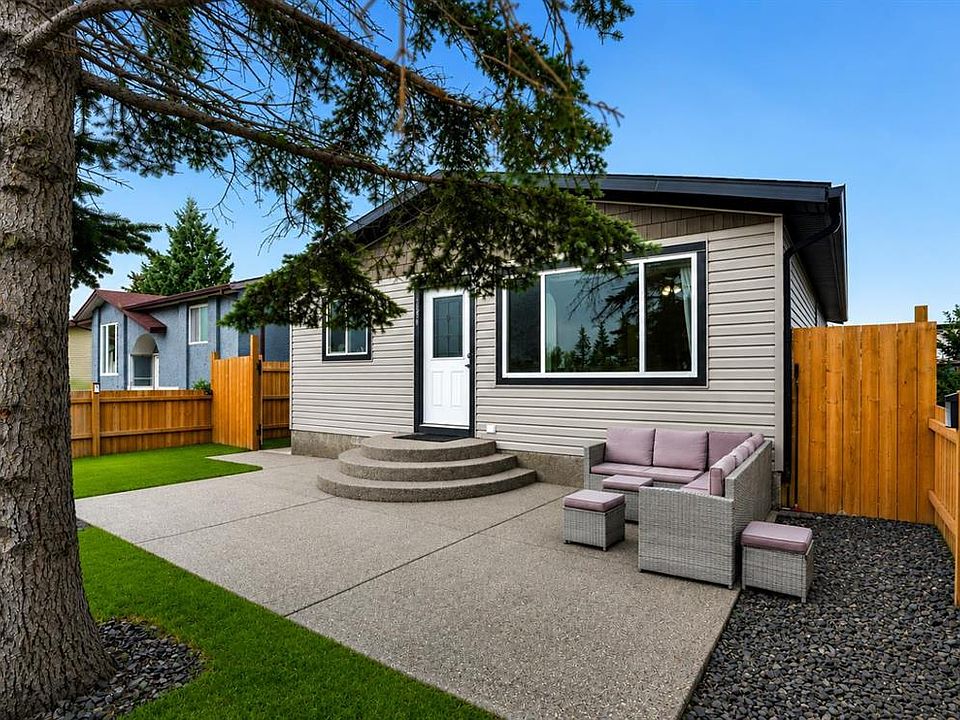 1st image of 896 E Rundlecairn Way NE