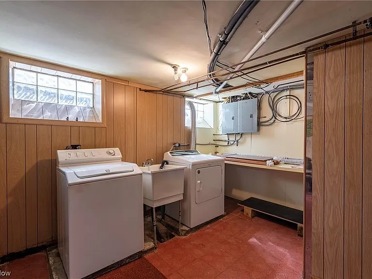 2072 Atkins Ave — Photo 14