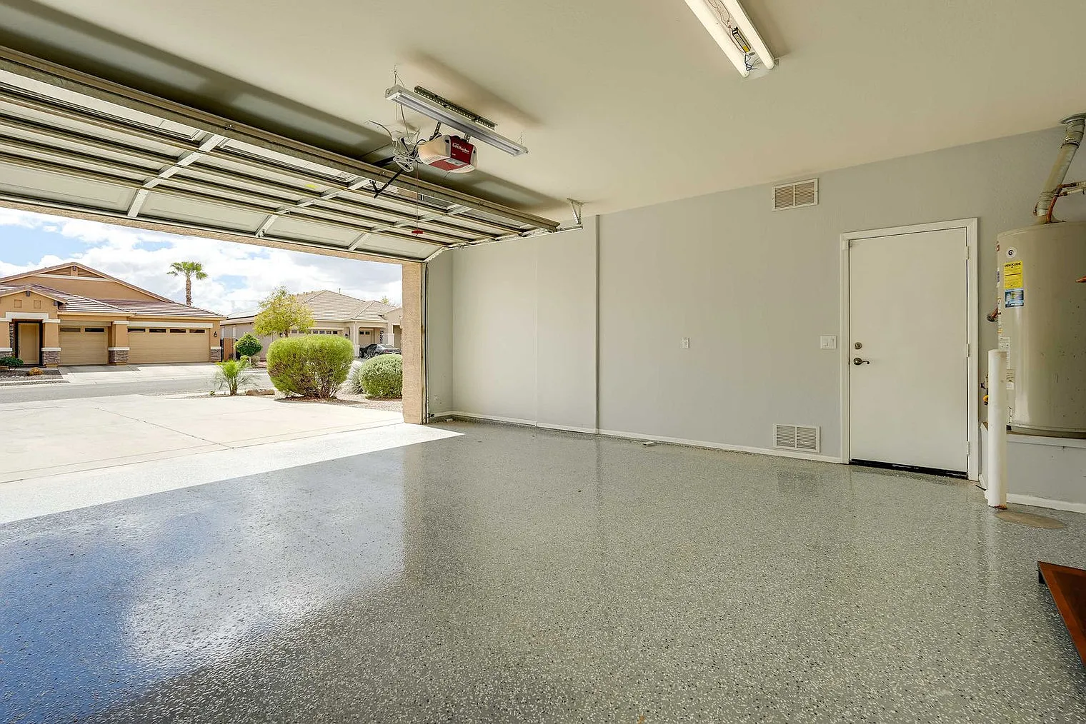 5 bed, 3.0 bath, 4994 sqft, $7,160 — Photo 3
