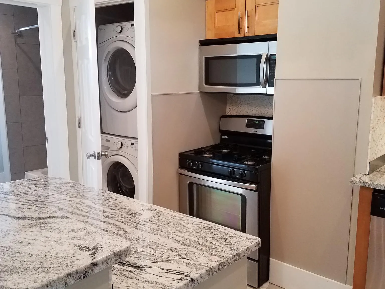 600 W Broadway — Photo 2