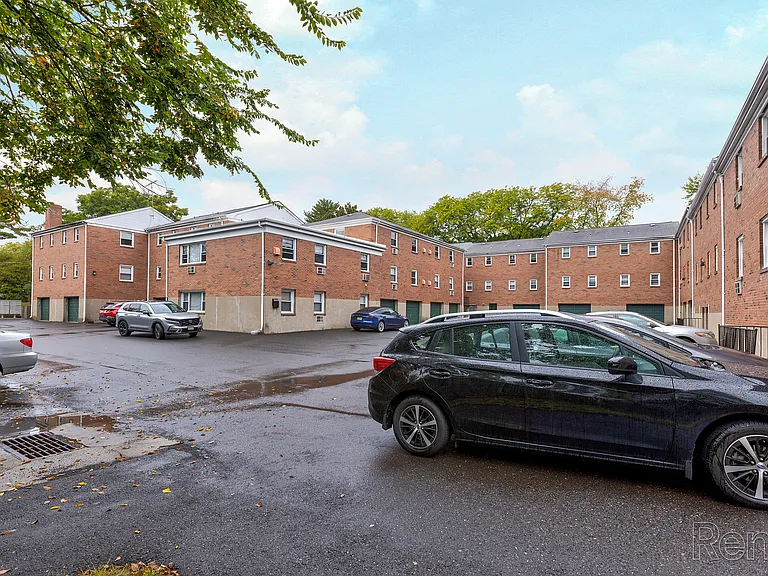Nassau Arms Apartments — Photo 26