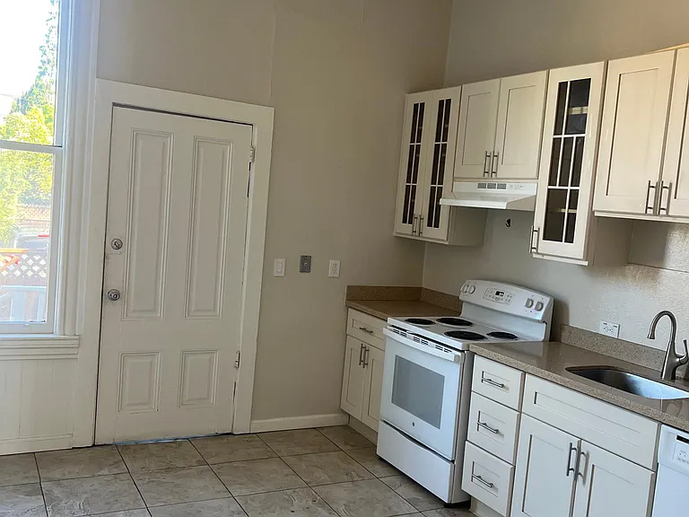 1360 Clarke St #1360 — Photo 2