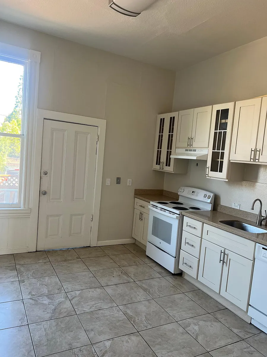 Building Photo - 1360 Clarke St #1360