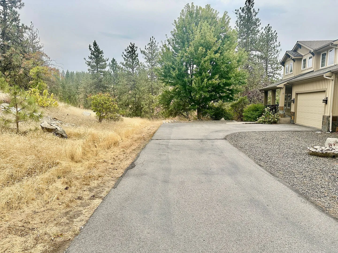 Private Country Hills Estate on 10 Acres with Stunning Views — Photo 3