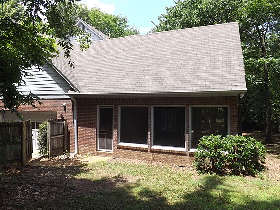 LARGE SCREENED PORCH