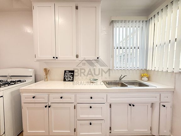 4th image of 7339 Woodman Ave APT 2