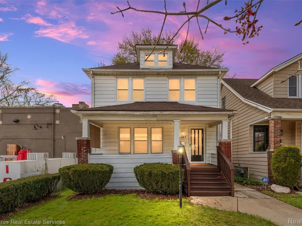 1405 Lakepointe St, Grosse Pointe Park, MI 48230