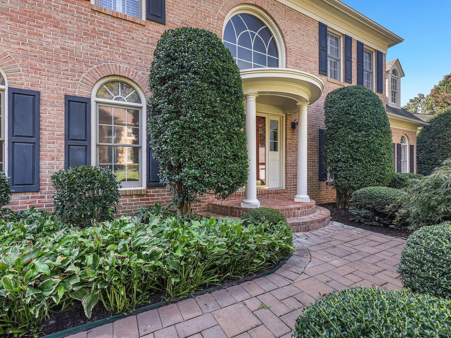 5 bed, 4.5 bath, 5105 sqft, $5,950 — Photo 2