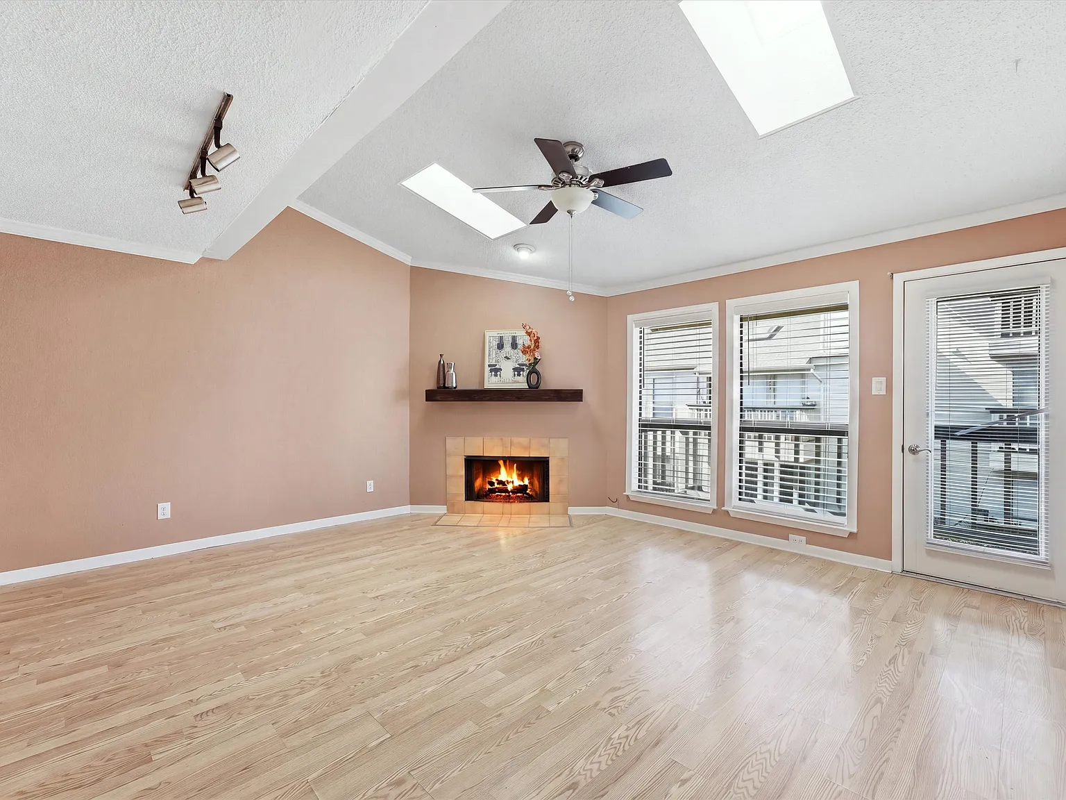 2 bed, 1155 sqft, $1,600 — Photo 2