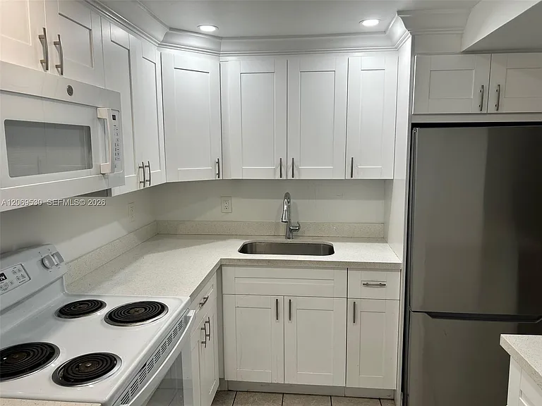 815 SW 30th St #J — Photo 3