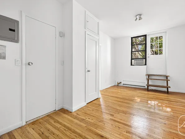 307 West 29th Street image 3 of 12