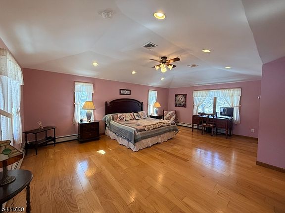 4th image of 32 Clayton Rd