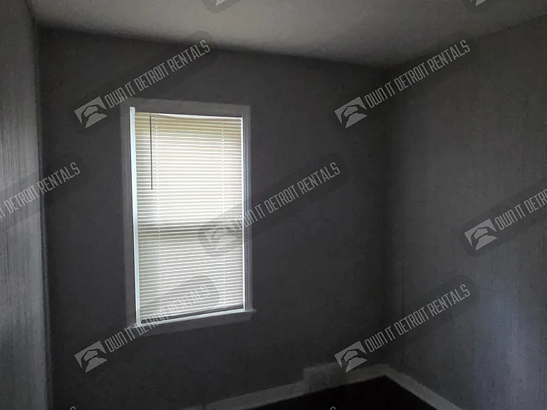 19335 Plainview Ave — Photo 9