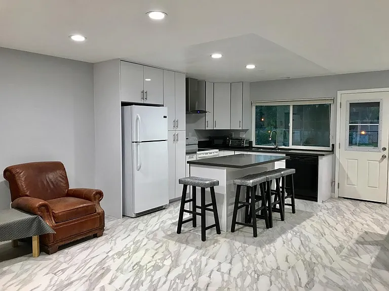 2625 Baltic Ave — Photo 4
