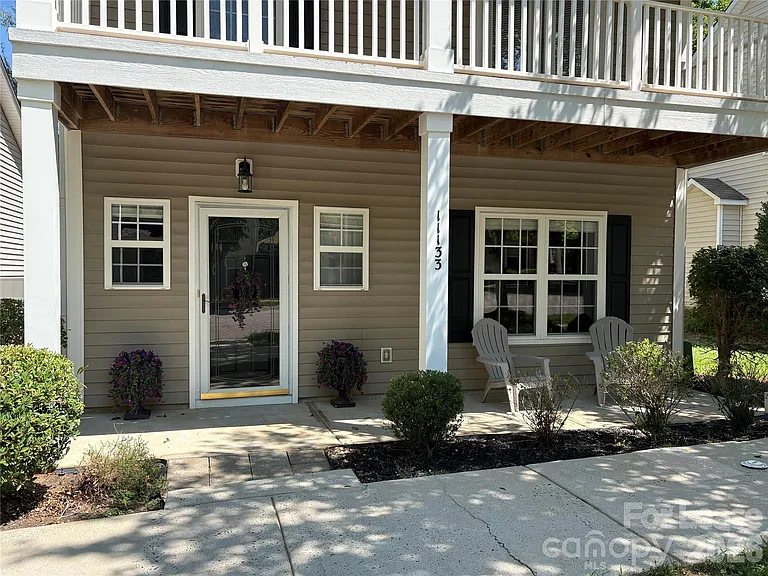 11133 Aprilia Ln — Photo 2