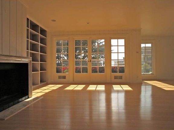 Living Room / Fireplace