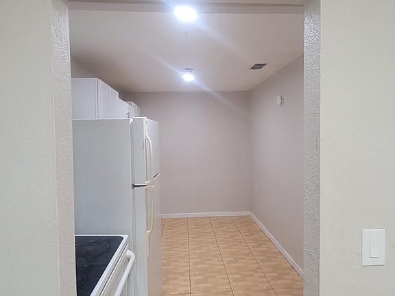 5th image of 4204 N Manhattan Ave #A