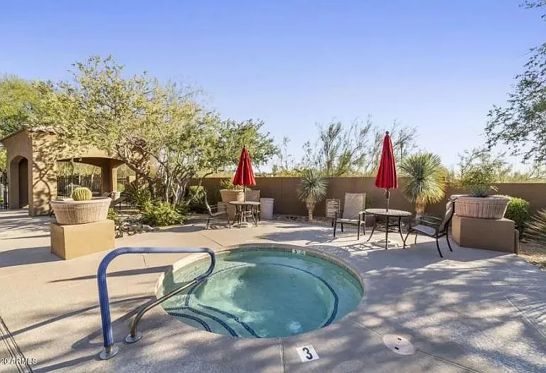 Cachet Hot Tub
