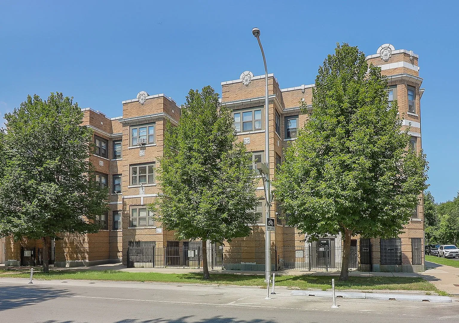 3 bed, 1200 sqft, $1,600 — Photo 1