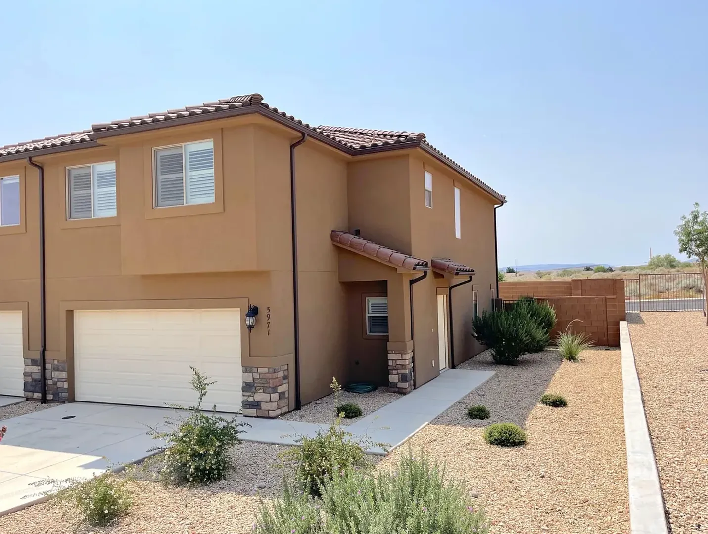 Beautiful 3 bedroom, 2.5 bath townhome with a two car garage and upgraded finishes! — Photo 1