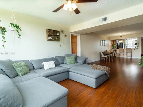 3636 Whitehall Dr APT 303, West Palm Beach, FL 33401